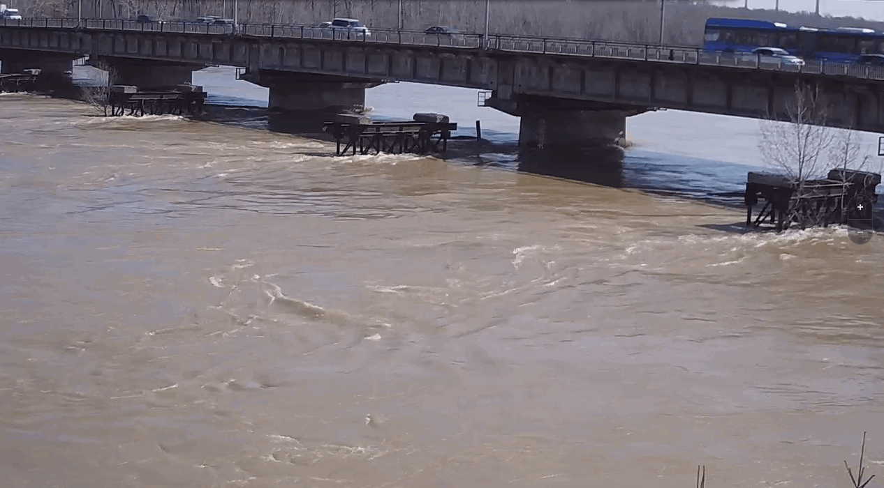 В Новокузнецке уровень воды в Томи достиг опасного уровня