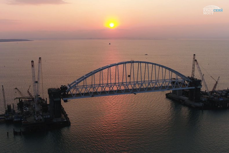 Появилось видео с воздуха установки железнодорожной арки Крымского моста