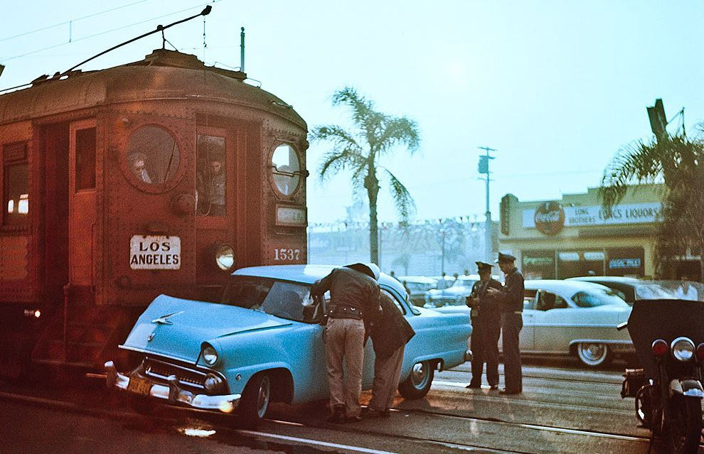 Столкновения Форда и пригородного поезда, Лос-Анджелес, 1955 год.