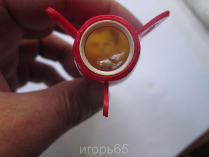 ...А из недр ему улыбался Гагарин. И махал рукой