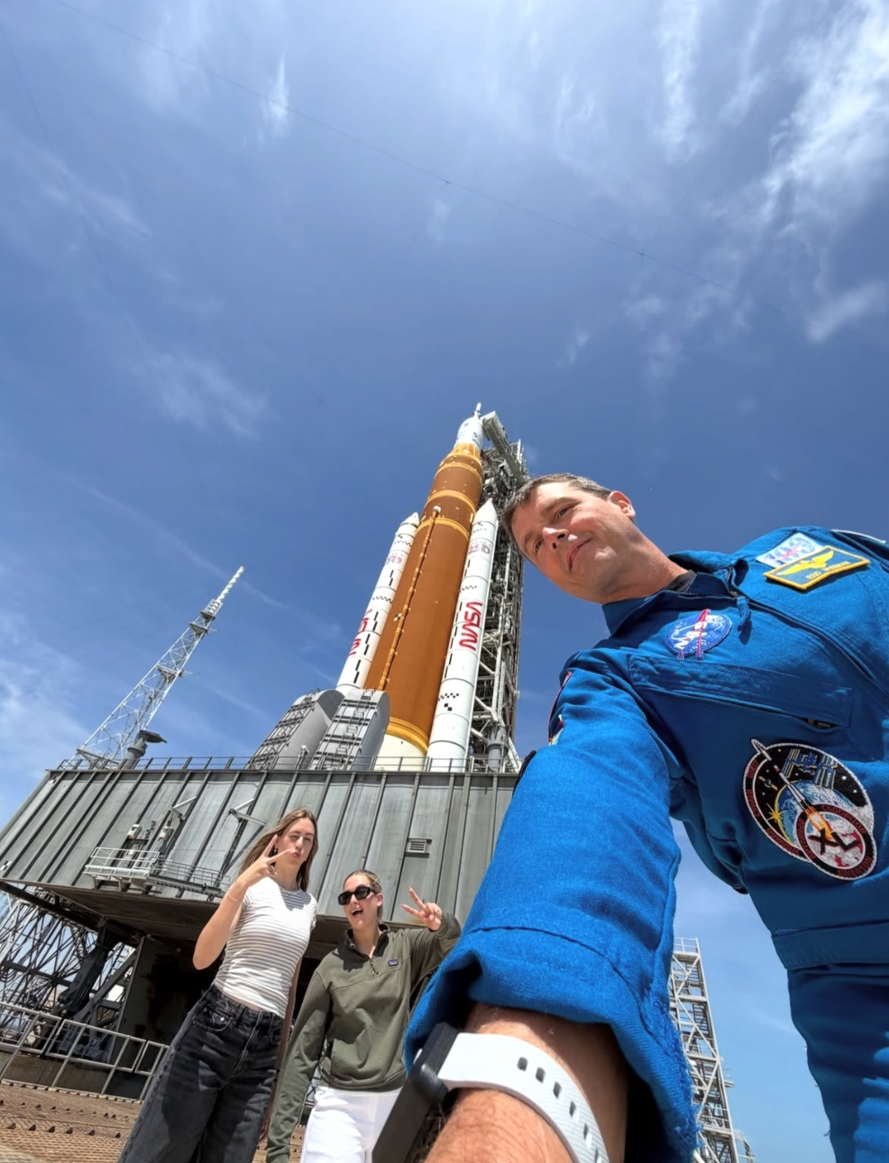 Попросил назвать кратер на Луне в честь жены, которая умерла от рака: что известно о самом обсуждаемом в Сети астронавте — Риде Уайзмане Уайзман, миссии, Кэролл, также, «Артемида2», Уайзмана, полет, после, когда, Землю, справа, дочками, фотосоцсетиРид, чтобы, астронавтов, Земле, науки, назвать, кратер, более