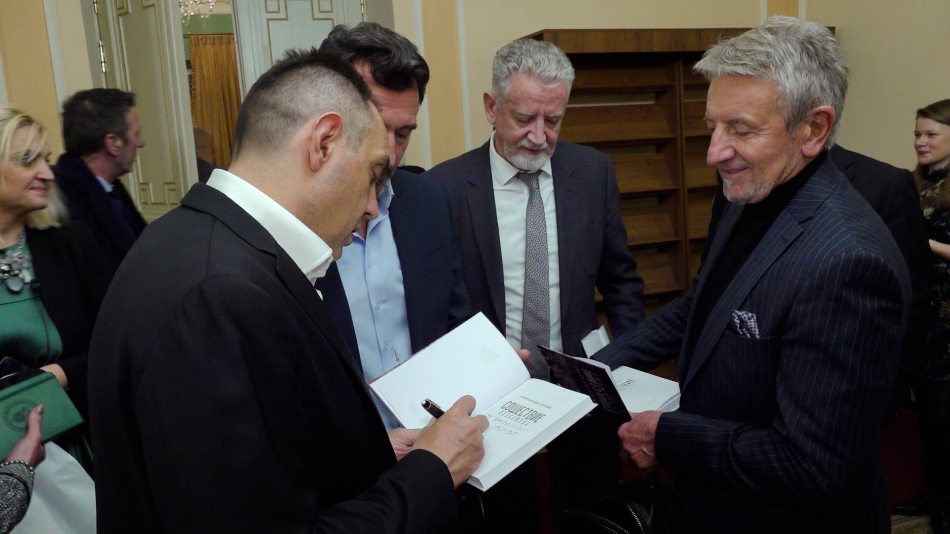 Министр МВД Сербии Александр Вулин презентовал книгу в Москве