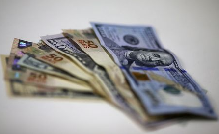 FILE PHOTO: Brazilian Real and U.S. dollar notes are pictured at a currency exchange office in Rio de Janeiro, Brazil, in this September 10, 2015 photo illustration. REUTERS/Ricardo Moraes/File Photo