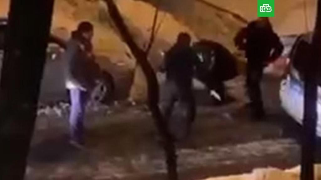 Нападение на алабугу. Полиция избивает мигранта.