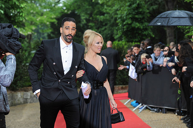 Памела Андерсон с возлюбленным Адилем Рами на футбольной премии в Париже Звездные пары