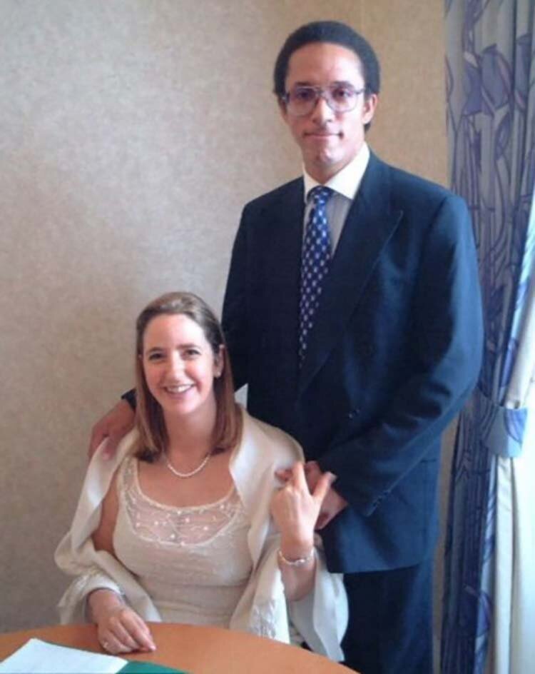 Она считала мужа секретным агентом, пока не узнала, что у него 13 детей и еще одна жена Она считала мужа секретным агентом, пока не узнала, что у него 13 детей и еще одна жена