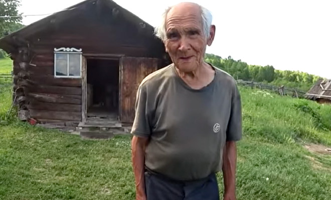 Мужчина живет отшельником на краю Тайги уже больше 50 лет и обращает внимание на цивилизацию