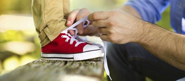 Как научить ребенка завязывать шнурки: 6 эффективных рекомендаций