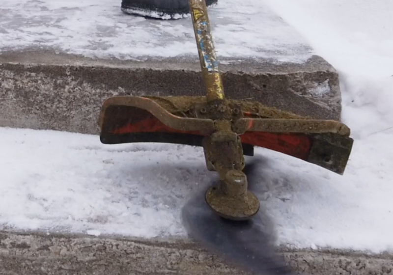 Хитрый старый дворник показал мне мастер класс по быстрой уборке снега).