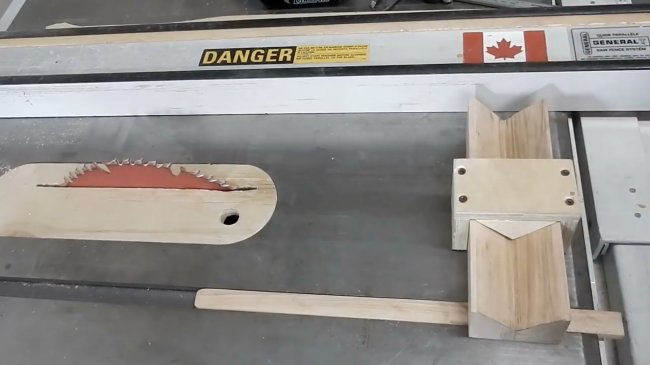 Обработка угловых соединений, приспособление для циркулярной пилы 