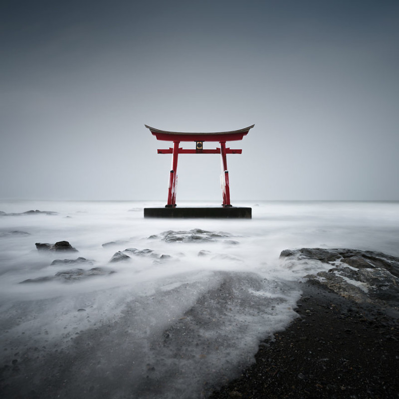Священные ворота синтоизма тории - Шосанбецу красота, фото, япония
