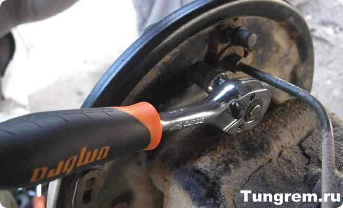 Замена заднего тормозного цилиндра на Lada Kalina‎