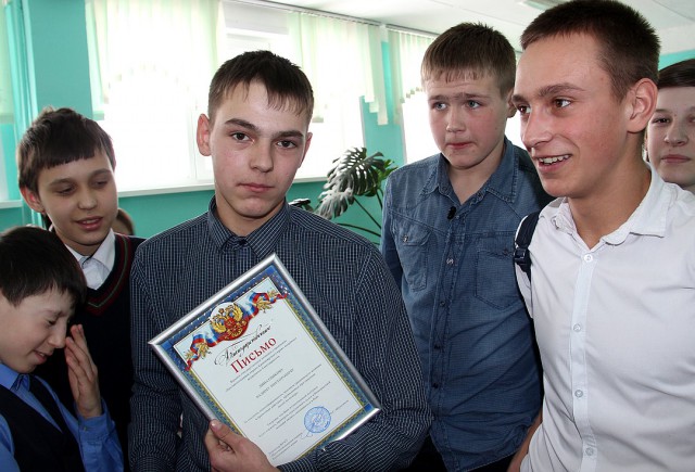 13-летний мальчишка нес на руках больную сестру по пылающему коридору, а потом босиком по снегу в -40. Он спас всю семью! 13-летний мальчишка нес на руках больную сестру по пылающему коридору, а потом босиком по снегу в -40. Он спас всю семью!