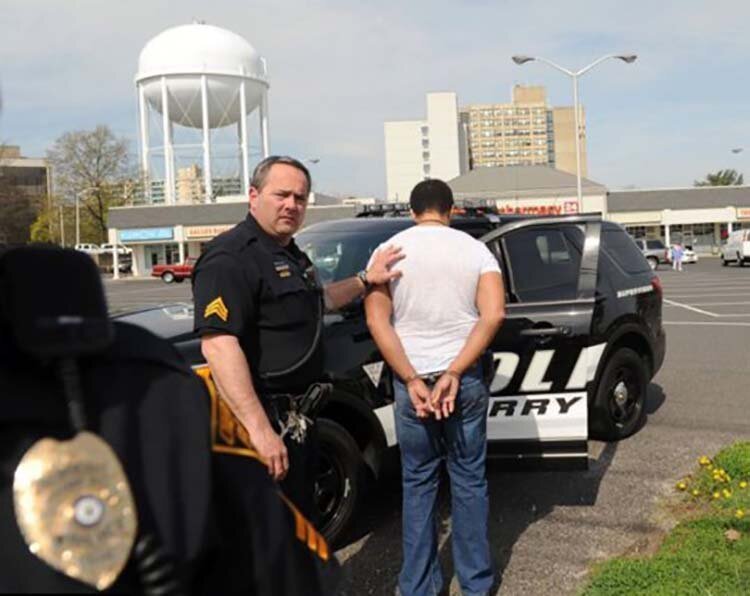 Она считала мужа секретным агентом, пока не узнала, что у него 13 детей и еще одна жена Она считала мужа секретным агентом, пока не узнала, что у него 13 детей и еще одна жена