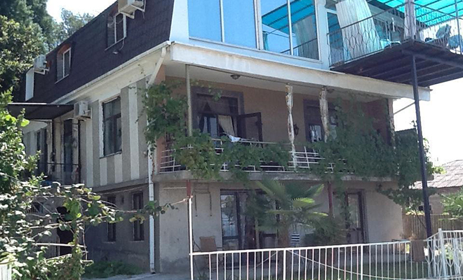 Мужчина снял за бесценок трехэтажный дом в Абхазии и показал, что получил по цене комнаты в российском городе
