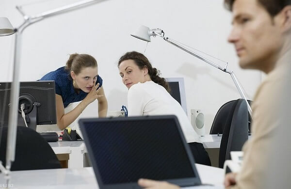 Слухи и сплетни на работе в офисе. 