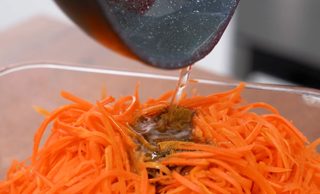 Заливаем 200 грамм моркови маслом и уксусом: закуска вкуснее любого салата