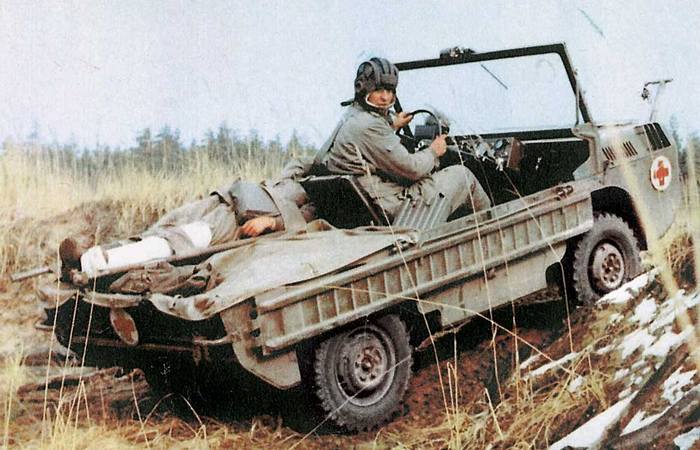 Автомобиль-амфибия ЛуАЗ-967 предназначен для вывоза раненных с поля боя.