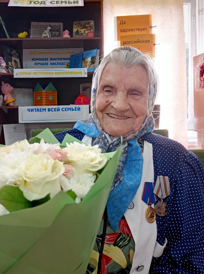 Губернатор Игорь Руденя поздравил со 100-летием ветерана Великой Отечественной войны Валентину Макарову