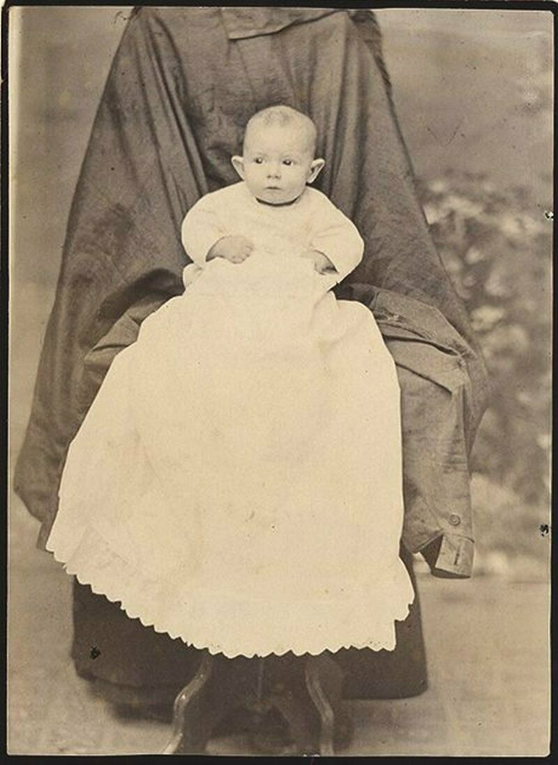 Искусство детской съемки: для чего в XIX веке на снимках младенцев прятали мать