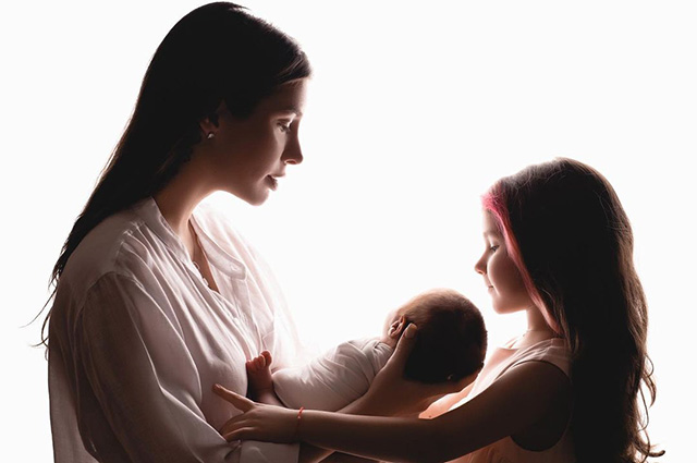 Кети Топурия с новорожденным сыном и дочерью снялась в фотосессии
