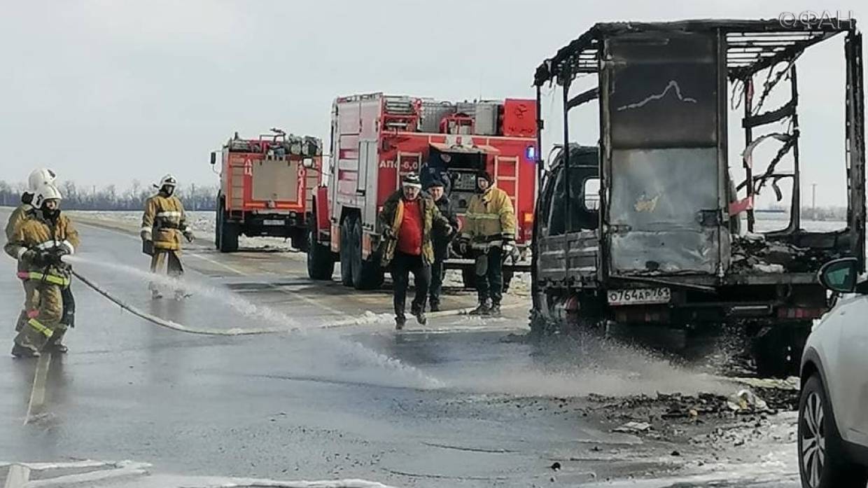 Под Ростовом-на-Дону во время следования по трассе загорелась грузовая Газель