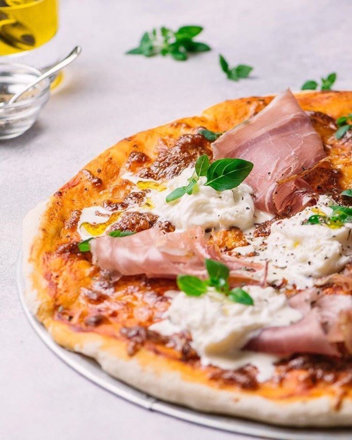 Италия дома: учимся готовить пиццу с прошутто и сыром страчателла