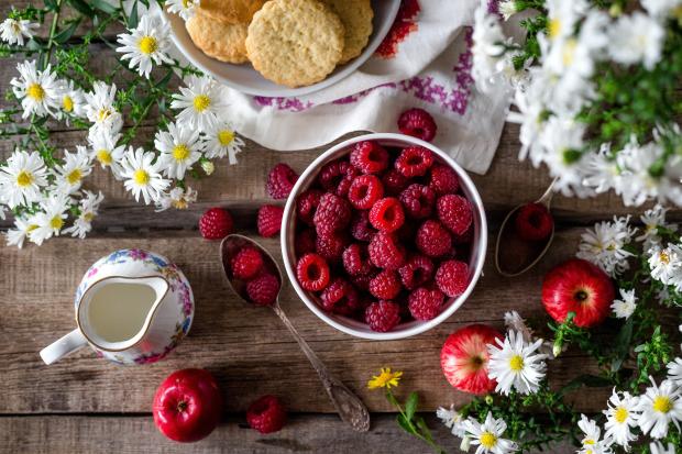 Малиновый пирог со сметанной заливкой: рецепт вкусного летнего десерта тесто, пирог, масло, сметанной, крахмал, положите, градусов, холодильника, сметанную, заливкуВ, может, миске, сделать, сметану, яйцаДобавьте, оставшийся, смешайте, минутВ, можно, время