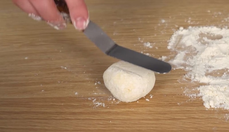 Творог для сырников. В сырники нужно добавлять разрыхлитель. В сырники нужно добавлять разрыхлитель. Сода или разрыхлитель. Разрыхлитель для теста сырников.