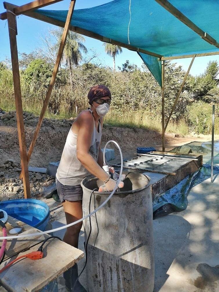 Женщина построила купольный дом в Коста-Рике из смеси бетона и средства для мытья посуды дом,ремонт и строительство,своими руками
