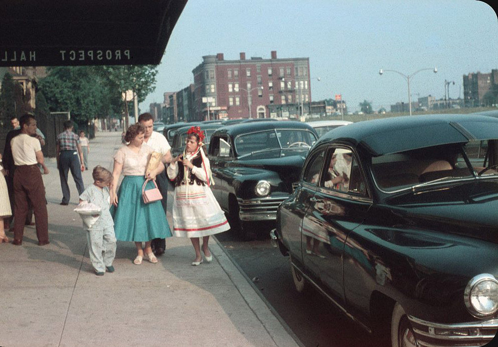 У входа в зал для торжеств. Бруклин, 1956 год.
