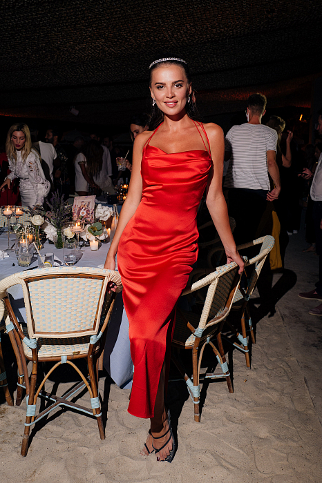 Наталья Водянова в роскошном красном платье на благотворительном вечере (в оффлайне)