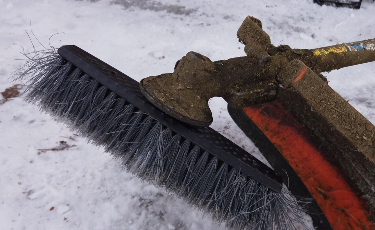 Хитрый старый дворник показал мне мастер класс по быстрой уборке снега).