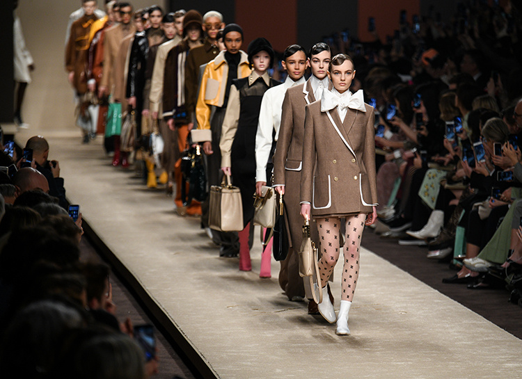 Кайя Гербер, Джиджи и Белла Хадид на показе последней коллекции Карла Лагерфельда для Fendi Кайя Гербер, Джиджи и Белла Хадид на показе последней коллекции Карла Лагерфельда для Fendi Мода / Новости моды