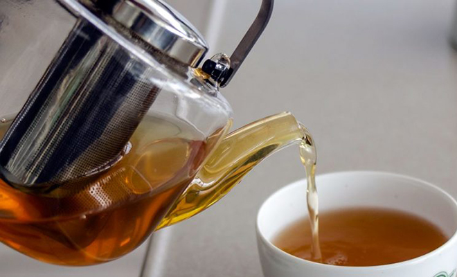 Разбавлять чай некипяченой водой вредно: мнение экспертов и тест на видео