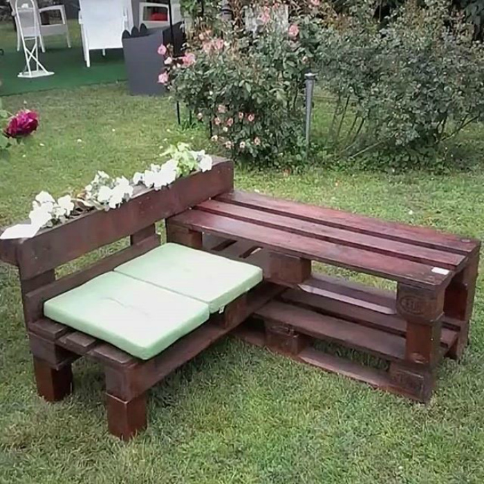 угловая скамейка из поддонов. | Фото: Gramho.com. угловая скамейка из поддонов. | Фото: Gramho.com.