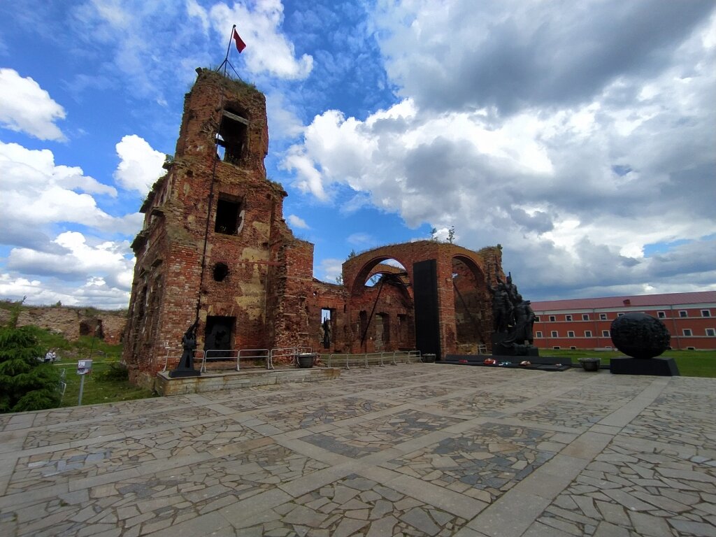 Руины Иоанновского собора с мемориальным комплексом, посвящённым обороне Орешка в 1941-1943 гг.