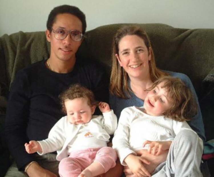 Она считала мужа секретным агентом, пока не узнала, что у него 13 детей и еще одна жена Она считала мужа секретным агентом, пока не узнала, что у него 13 детей и еще одна жена