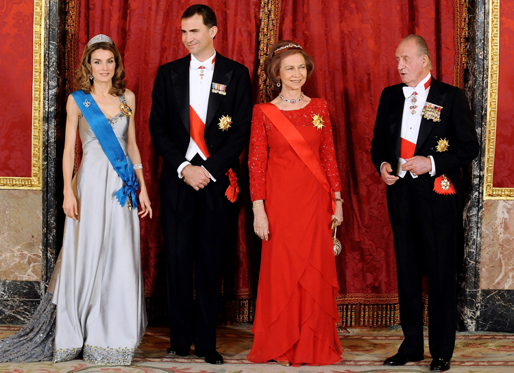 Бывший король Испании Хуан Карлос покидает страну из-за финансового скандала Монархи,Новости монархов