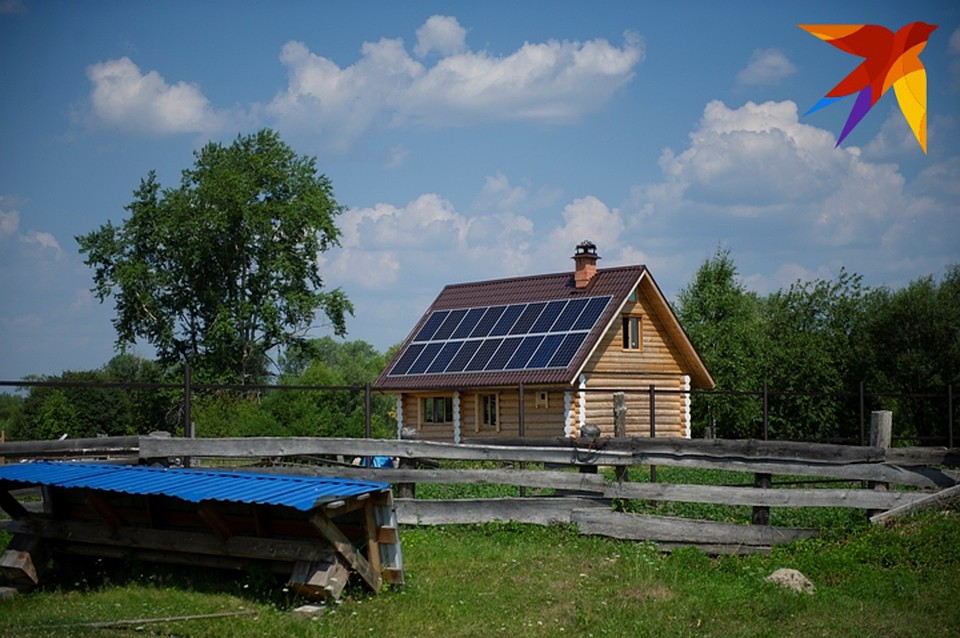 Обратите внимание, на крыше - солнечные батареи. Фото: Алексей БУЛАТОВ