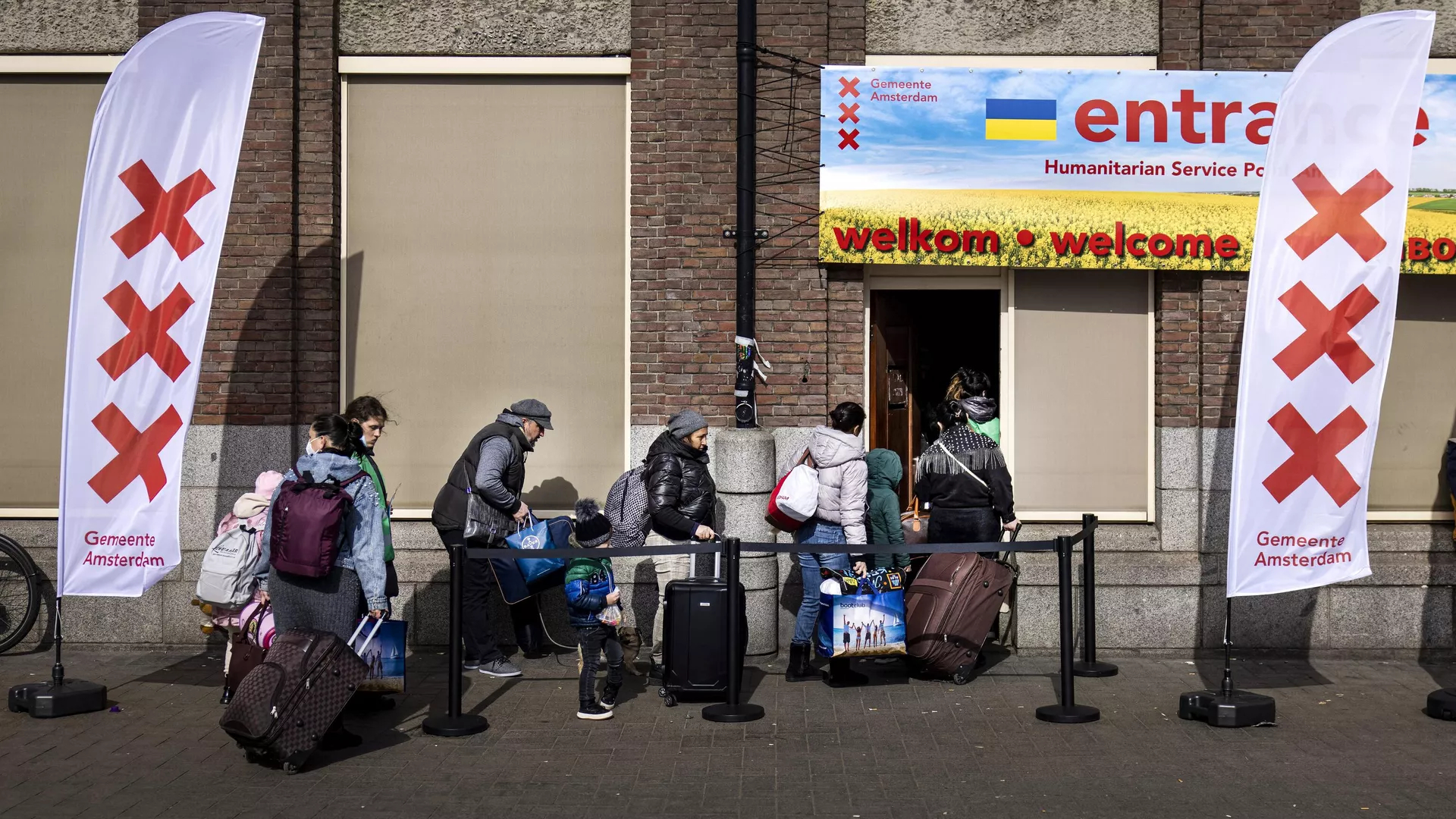 Украинцев выселили. Украинские беженцы в Бельгии. Беженцы в Нидерландах. Украинцы в Нидерландах. Венгрия беженцы с Украины.
