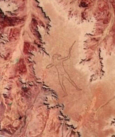 Что представляет собой сам рисунок? Это просто невероятно. Его длина — 4 километра! Геоглиф изображает аборигена с палкой в левой руке. Его волосы собраны на затылке в узел. Линии в нижней части головы образуют бороду