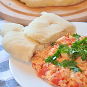 Курица и Шакшука по-египетски на лепешке