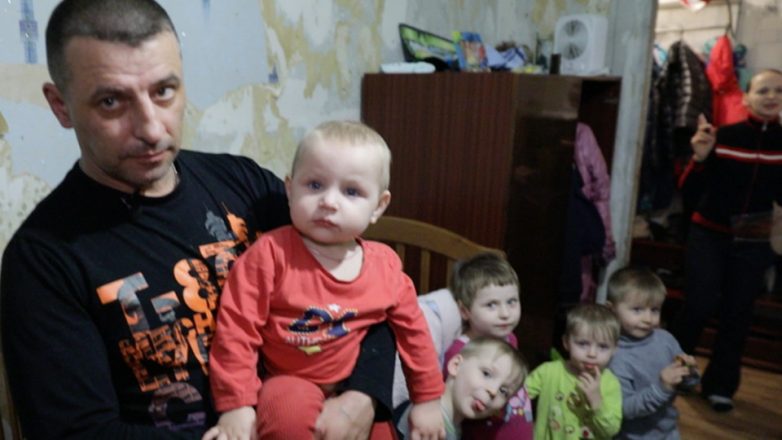 Москвские коллекторы угрожают закопать семью с 7 детьми