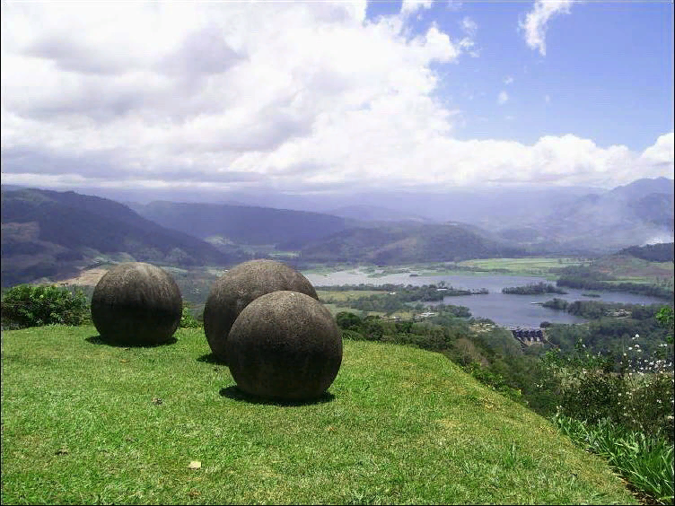 Огромные каменные шары. Изображение взято из открытых источников.
