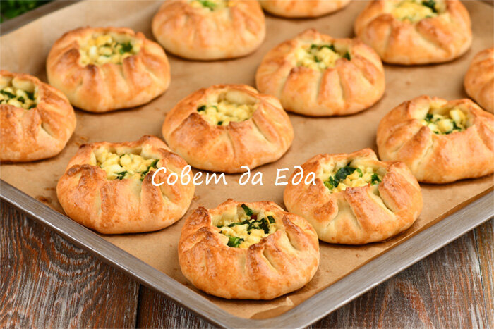 Нежные пирожки с зеленым луком и яйцами из быстрого вкусного теста выпечка