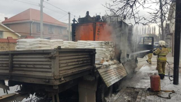 В Симферополе загорелся грузовик