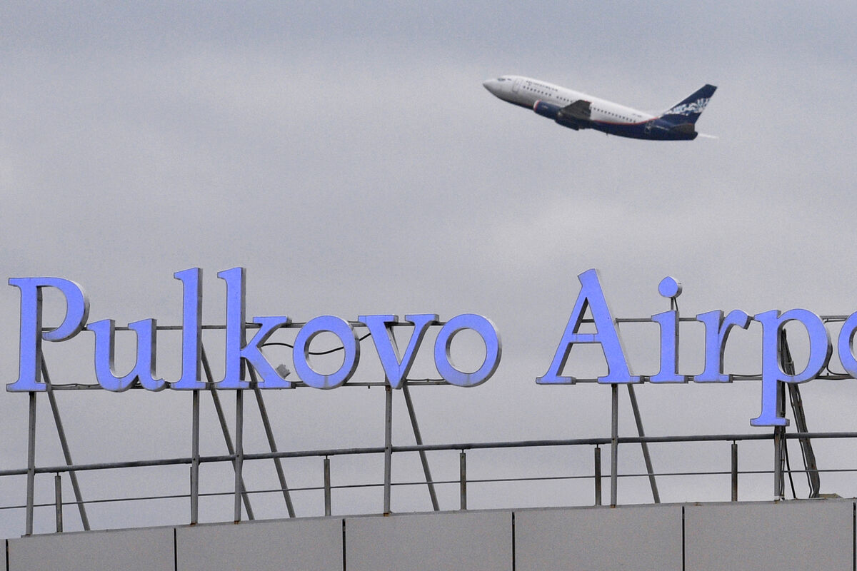 Shot: в аэропорту Пулково в Петербурге машина подрезала самолет, ехавший на стоянку