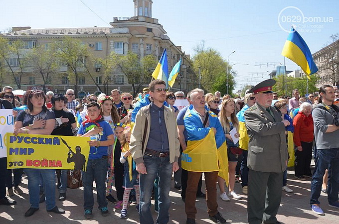 В Мариуполе на митинг против «рашизма» вышли украинские боевики со свастиками