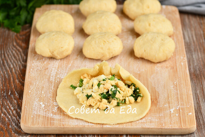 Нежные пирожки с зеленым луком и яйцами из быстрого вкусного теста выпечка